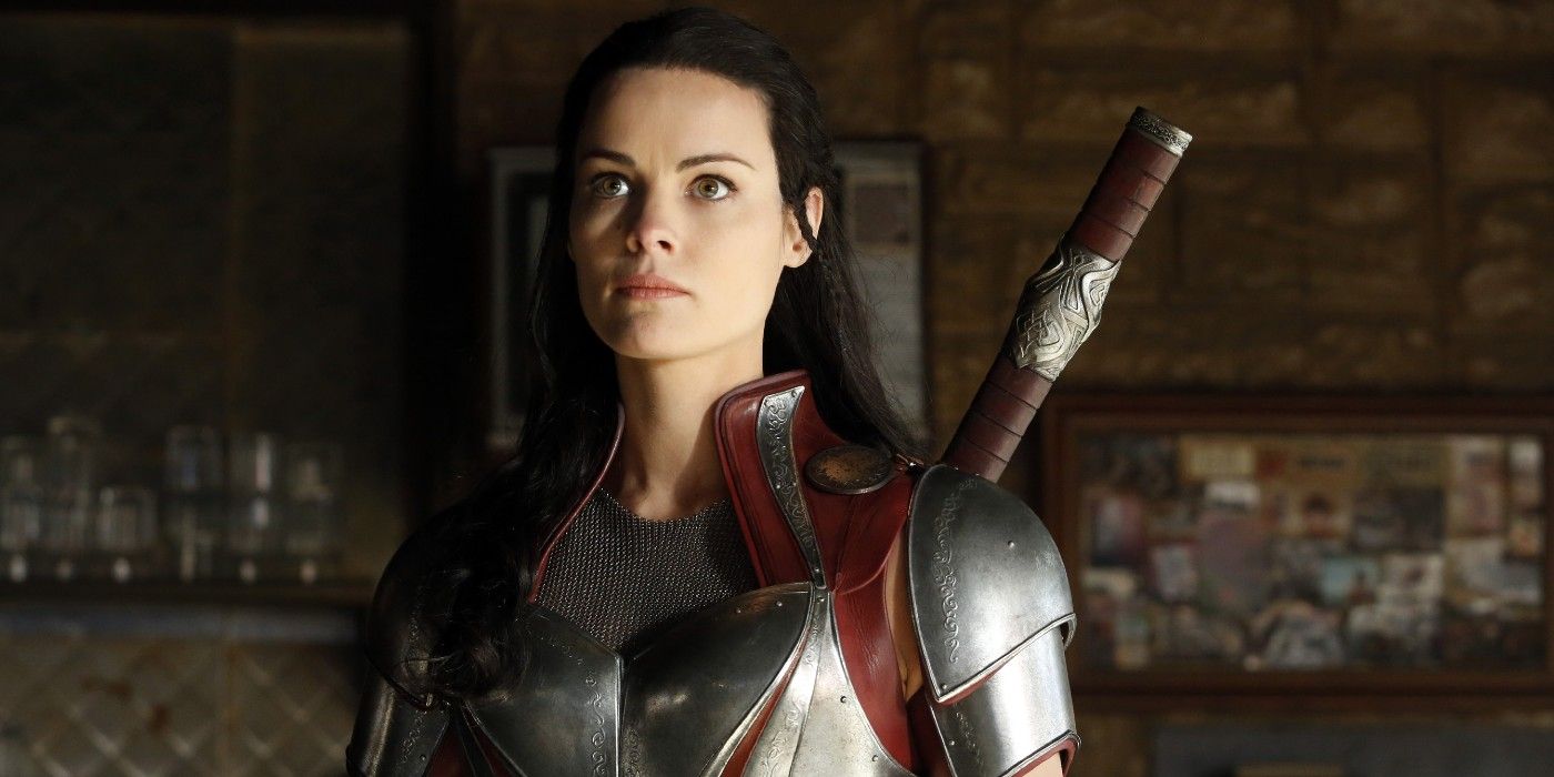 Lady Sif with carrying her sword on her back