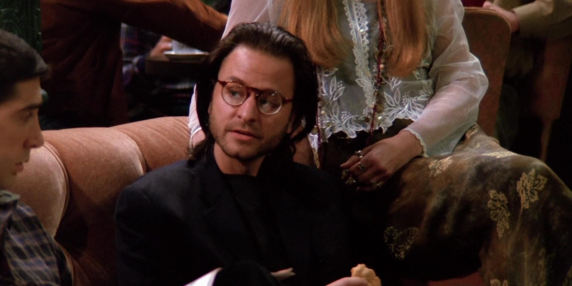 Fisher Stevens sitting on the couch in Friends