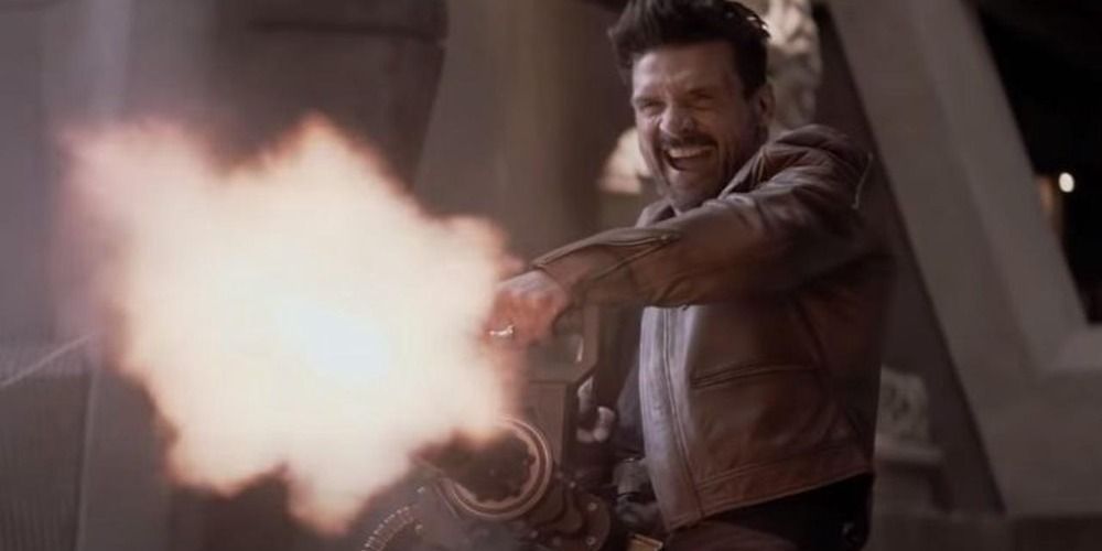 Frank Grillo menembakkan mini-gun di Boss Level (2021)