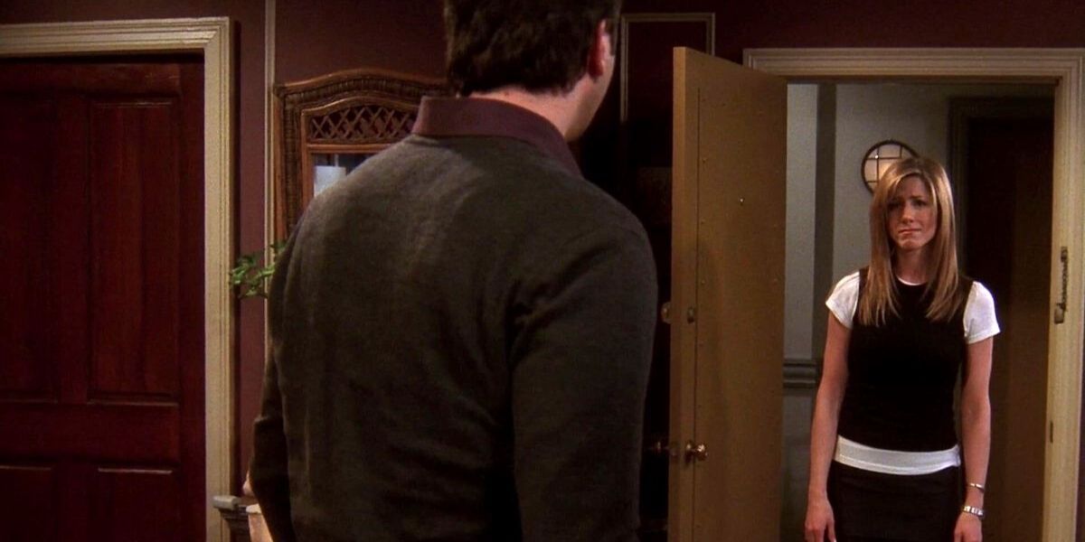 Rachel gets off the plane and goes to Ross' apartment in Friends