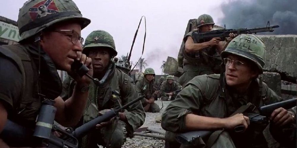 A group of soldiers talking in Full Metal Jacket
