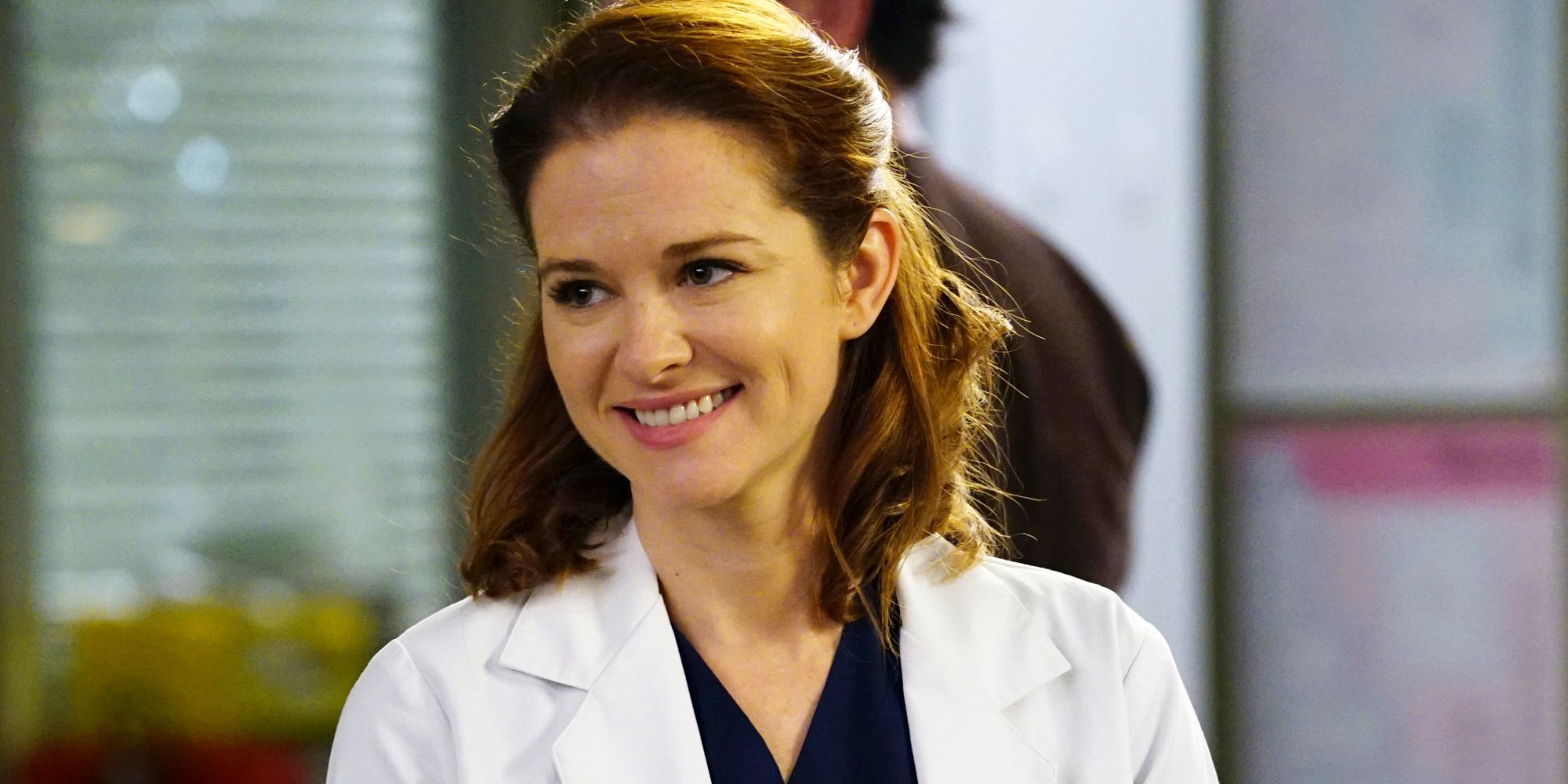 April Kepner sorrindo no hospital em Grey's Anatomy