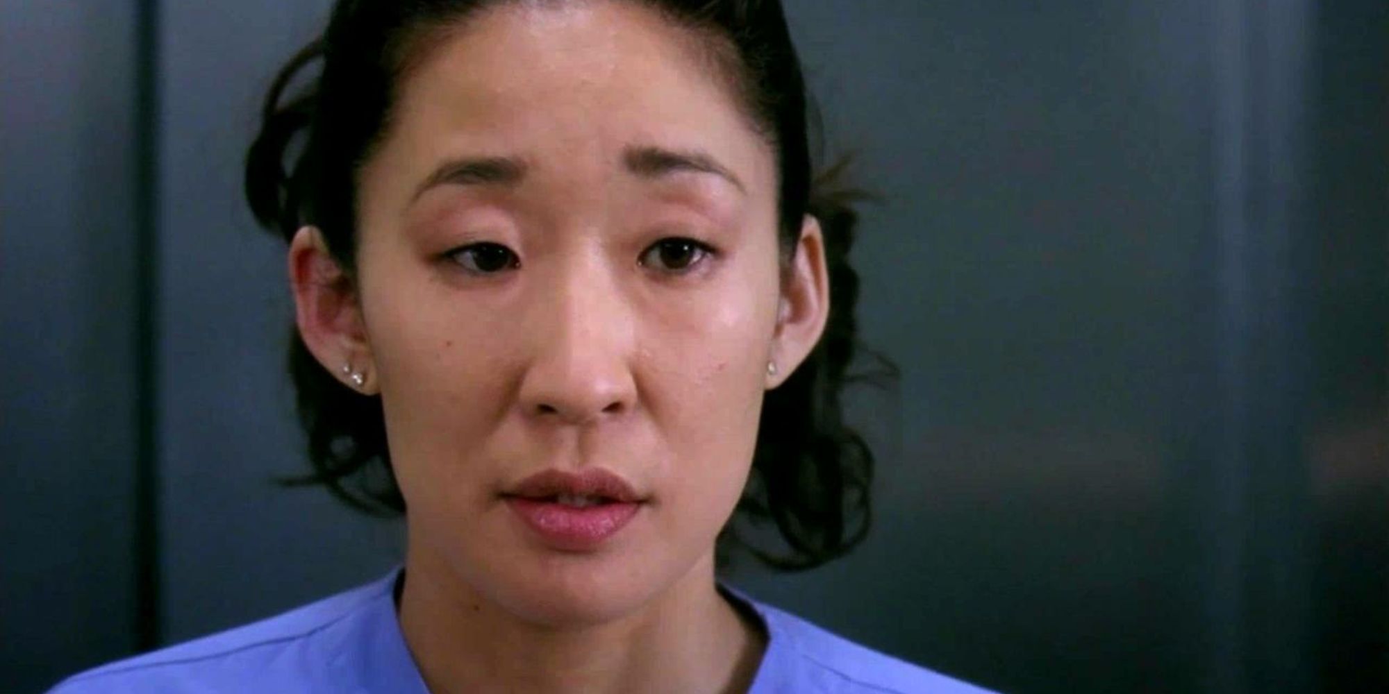 Cristina Yang parece séria em Grey's Anatomy