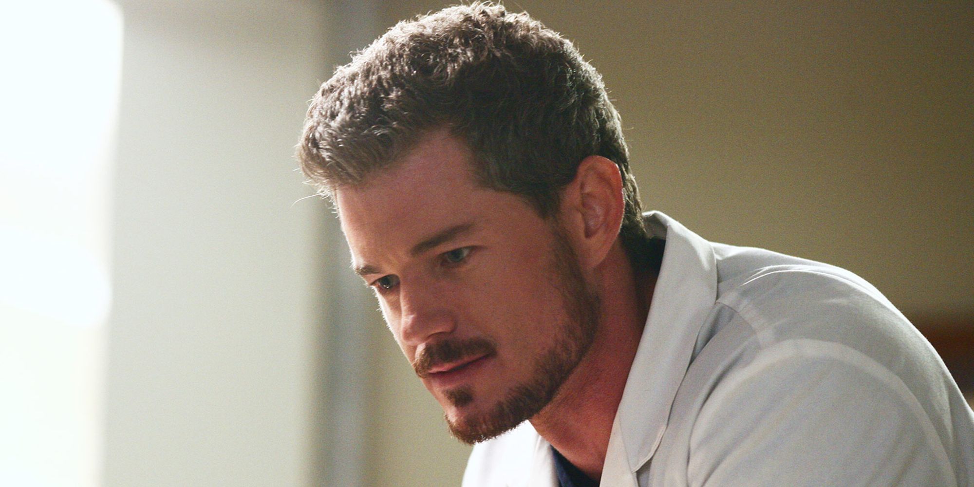 Mark Sloan parece sério em Grey's Anatomy