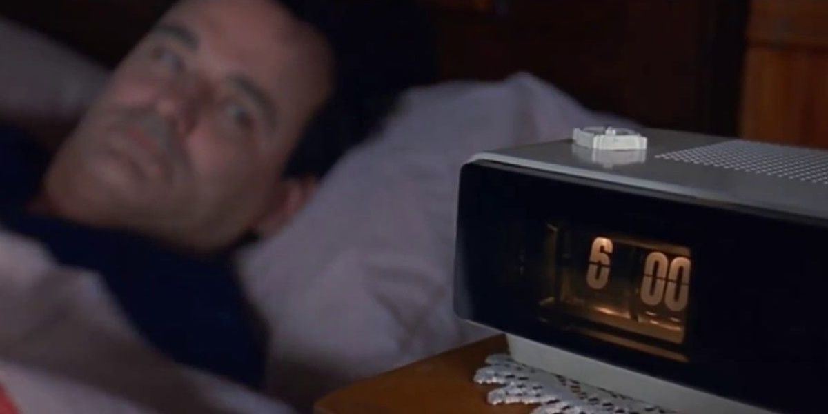 Bill Murray melihat jam alarm di Groundhog Day (1993)
