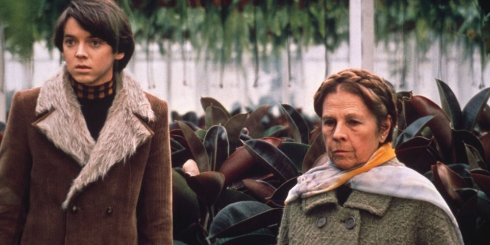Bud Cort and Ruth Gordon standing outside in Harold and Maude