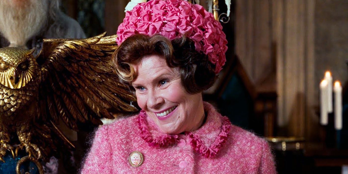 Dolores Umbridge sendo apresentada em Harry Potter e a Ordem da Fênix.