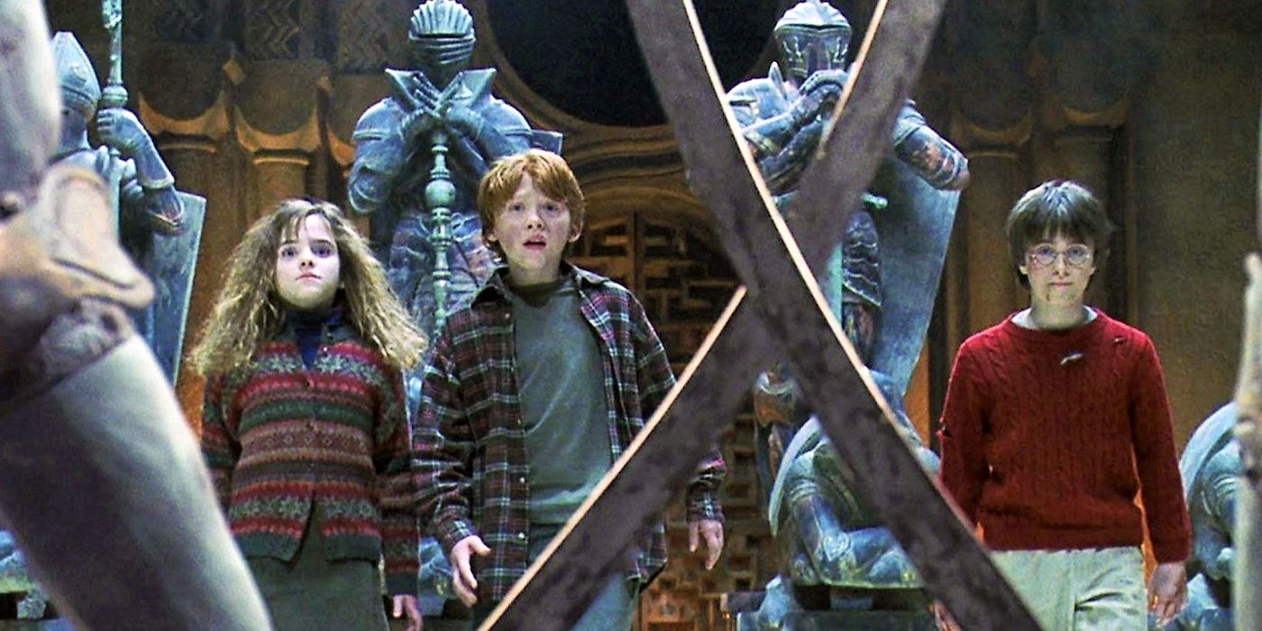 Harry, Ron e Hermione jogam uma partida de xadrez dos bruxos em A Pedra Filosofal