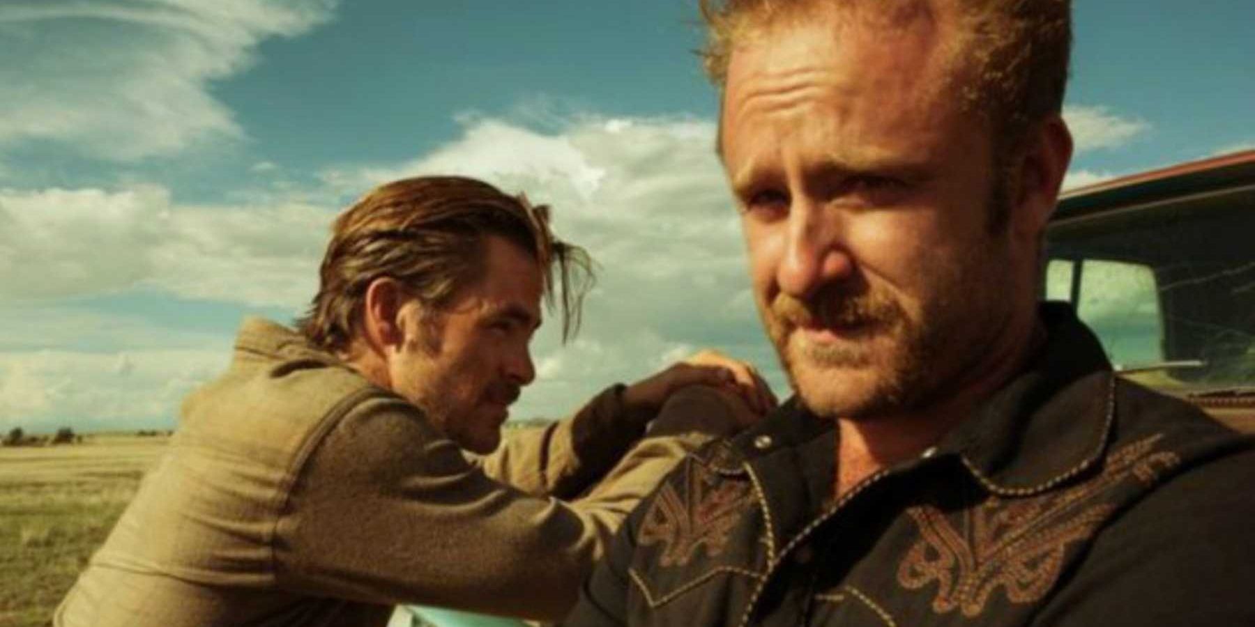 Chris Pine and Ben Foster talking in Hell or High Water