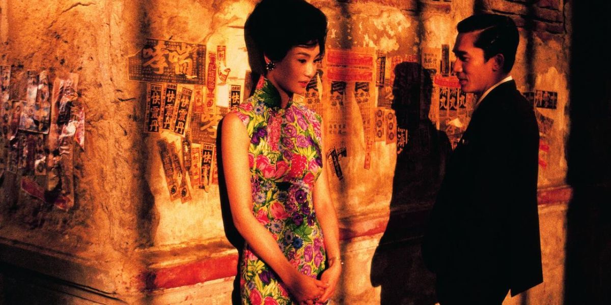 Su Li-zhen and Chow Mo-wan talking beside a wall in In the Mood for Love.