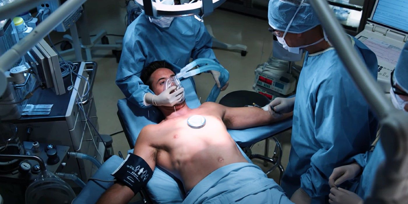 Robert Downey Jr como Tony Stark passando por cirurgia no final de Homem de Ferro 3