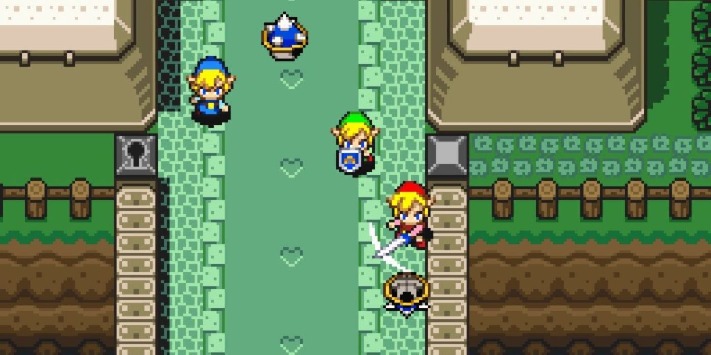 Links azul, verde e vermelho lutando contra inimigos em Four Swords no Game Boy Advance.