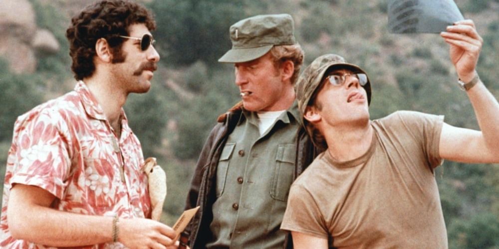 Elliott Gould and Donald Sutherland on the army base in MASH (1970)