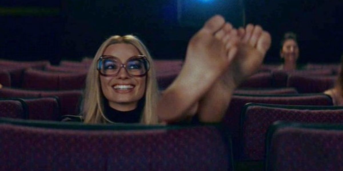 Margot Robbie met les pieds dans un théâtre dans Once Upon a Time in Hollywood