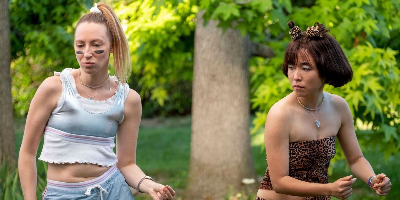 Maya Erskine and Anna Konkle in PEN15