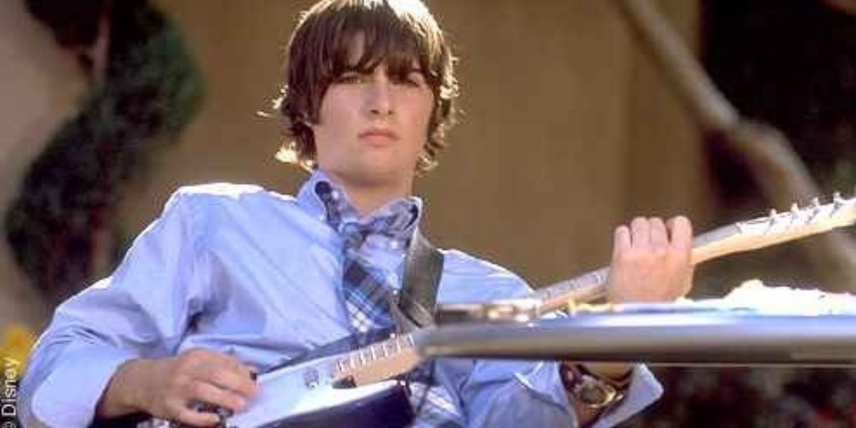 Michael Moscovitz playing the bass in The Princess Diaries