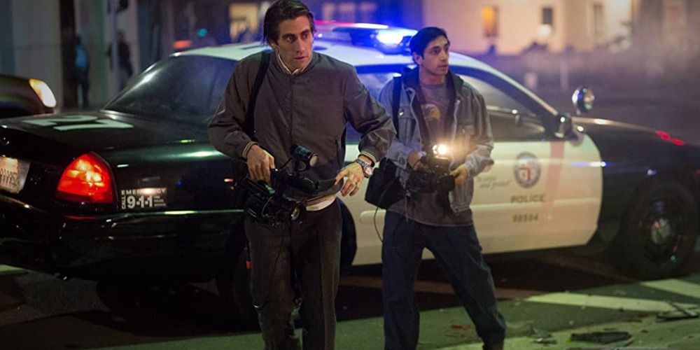 Lou carries a camcorder on the scene of a crime in Nightcrawler
