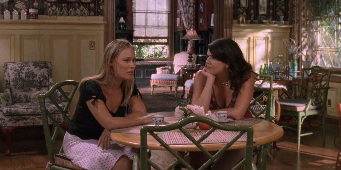 Paris and Lorelai have lunch in Gilmore Girls