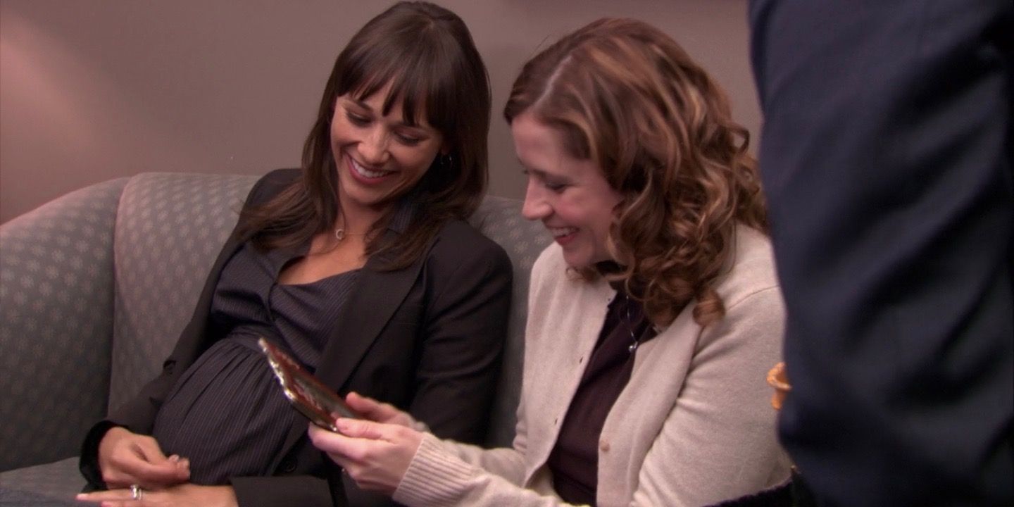 Rashida Jones as Karen + Jenna Fischer as Pam on The Office Entry 5