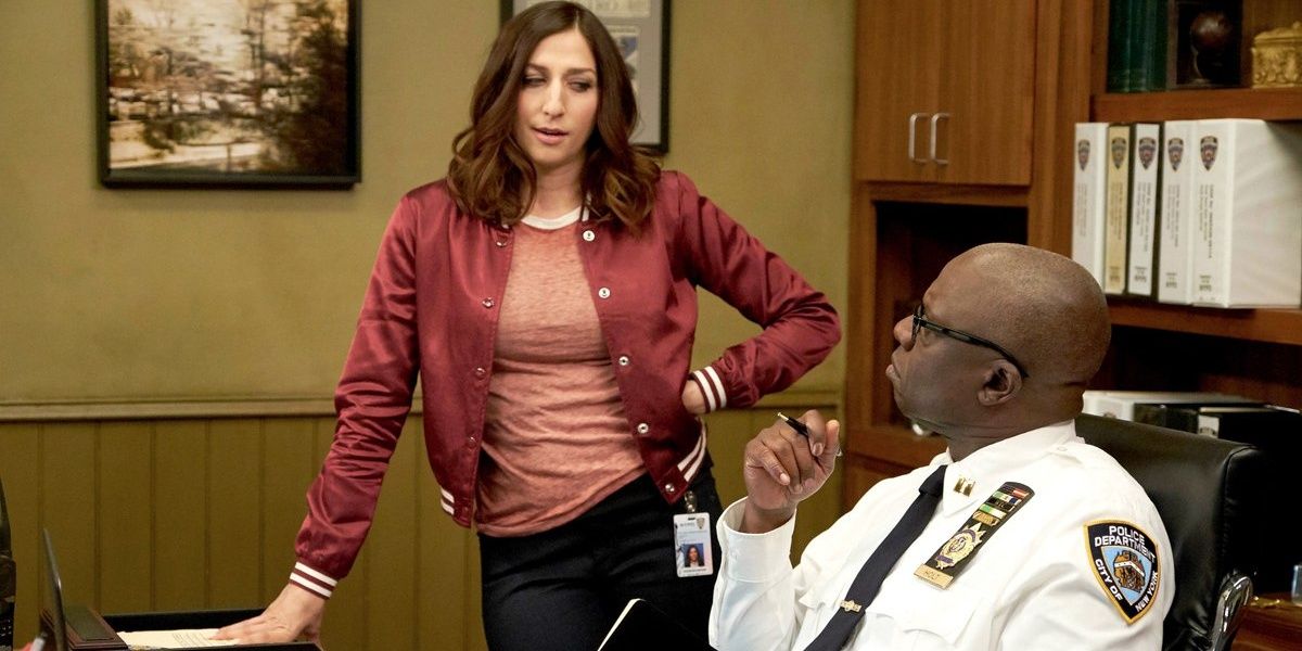 Brooklyn Nine-Nine: 5 Times Gina Was A Cop (& 5 Times She Did Her Actual Job)