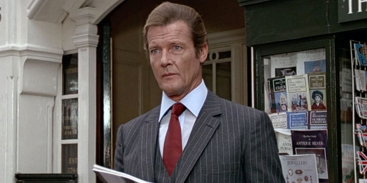 Roger Moore stands outside a newsstand in Octopussy.