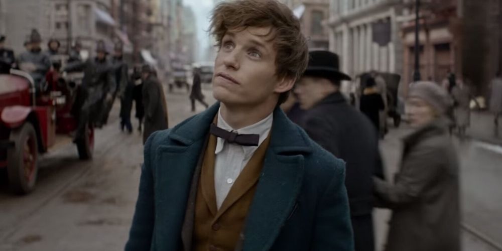 Newt looking up while walking down the street in Fantastic Beasts