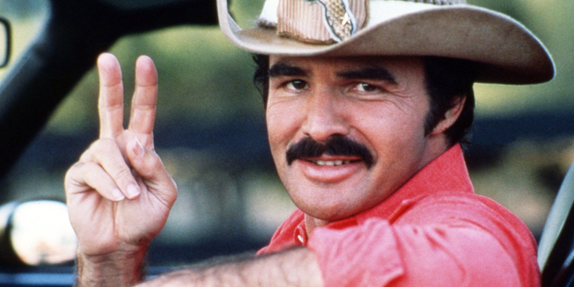 Burt Reynolds faisant un signe de paix dans Smokey and the Bandit II