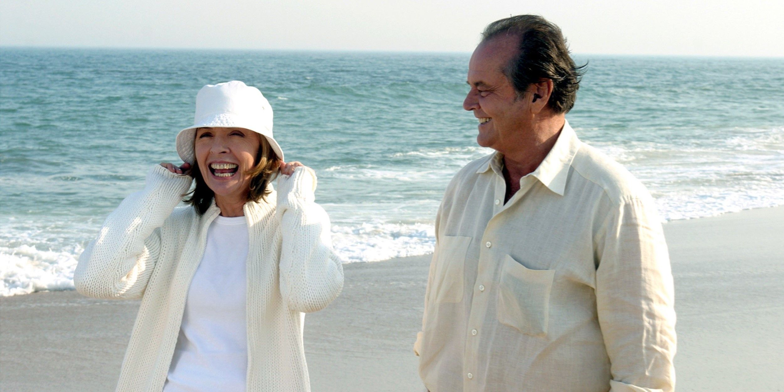 Erica and Harry walk together in the beach in Something’s Gotta Give