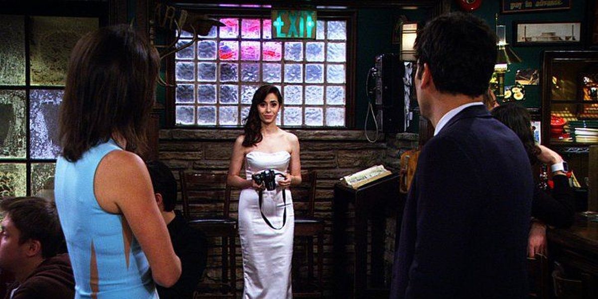 Tracy arrives to MaClarens with Robin for Ted and Tracy's wedding in How I Met Your Mother