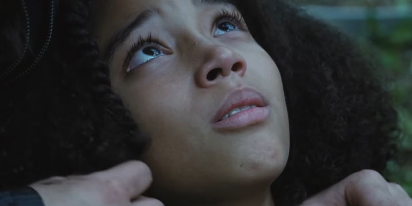 Rue looking up at the sky before she dies in The Hunger Games 