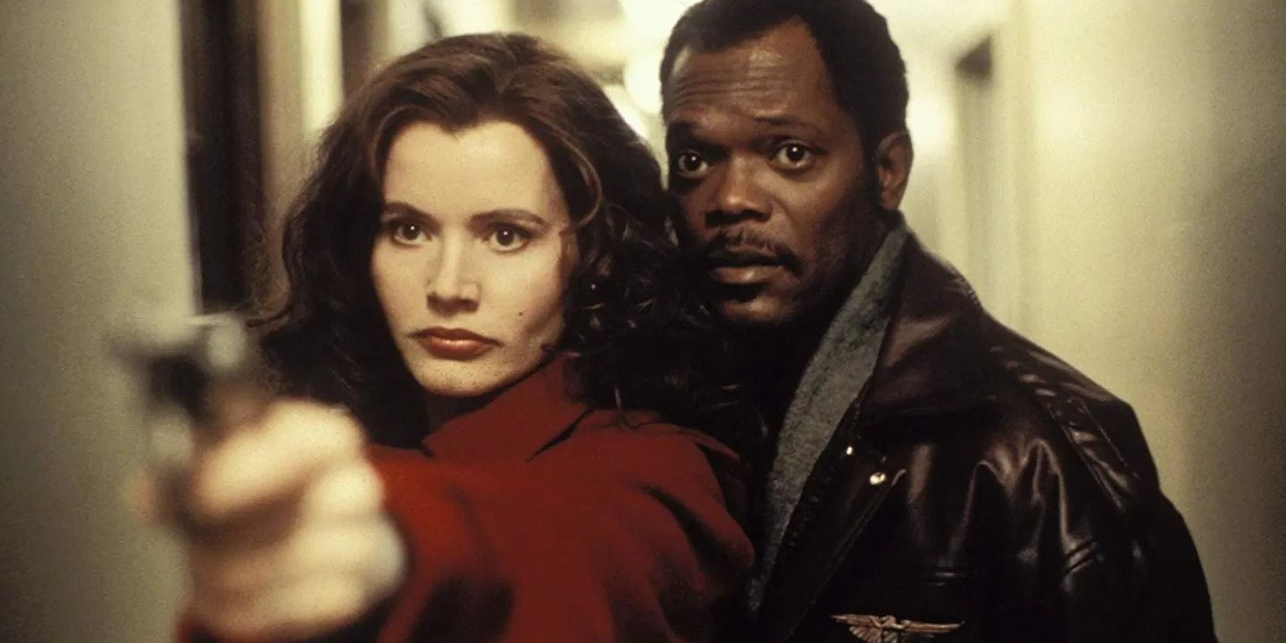 Geena Davis and Samuel L. Jackson in a hallway in The Long Kiss Goodnight