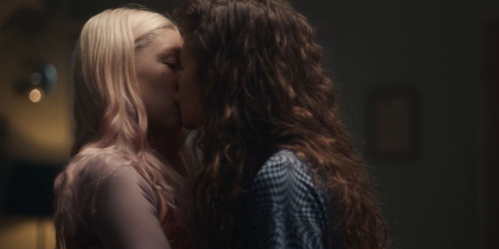 Jules and Rue Kissing in Euphoria