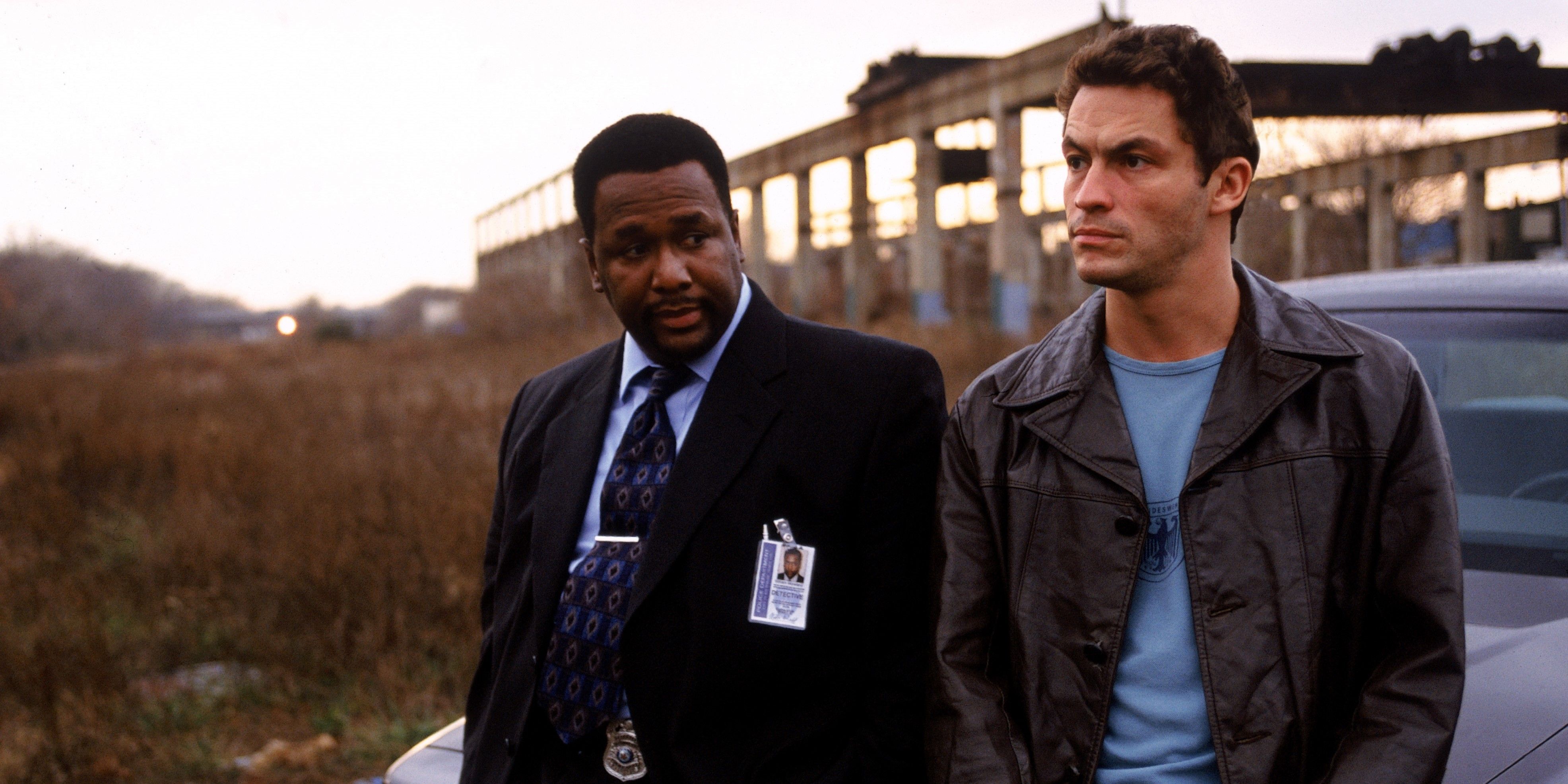 McNulty and Bunk leaning on a car in The Wire