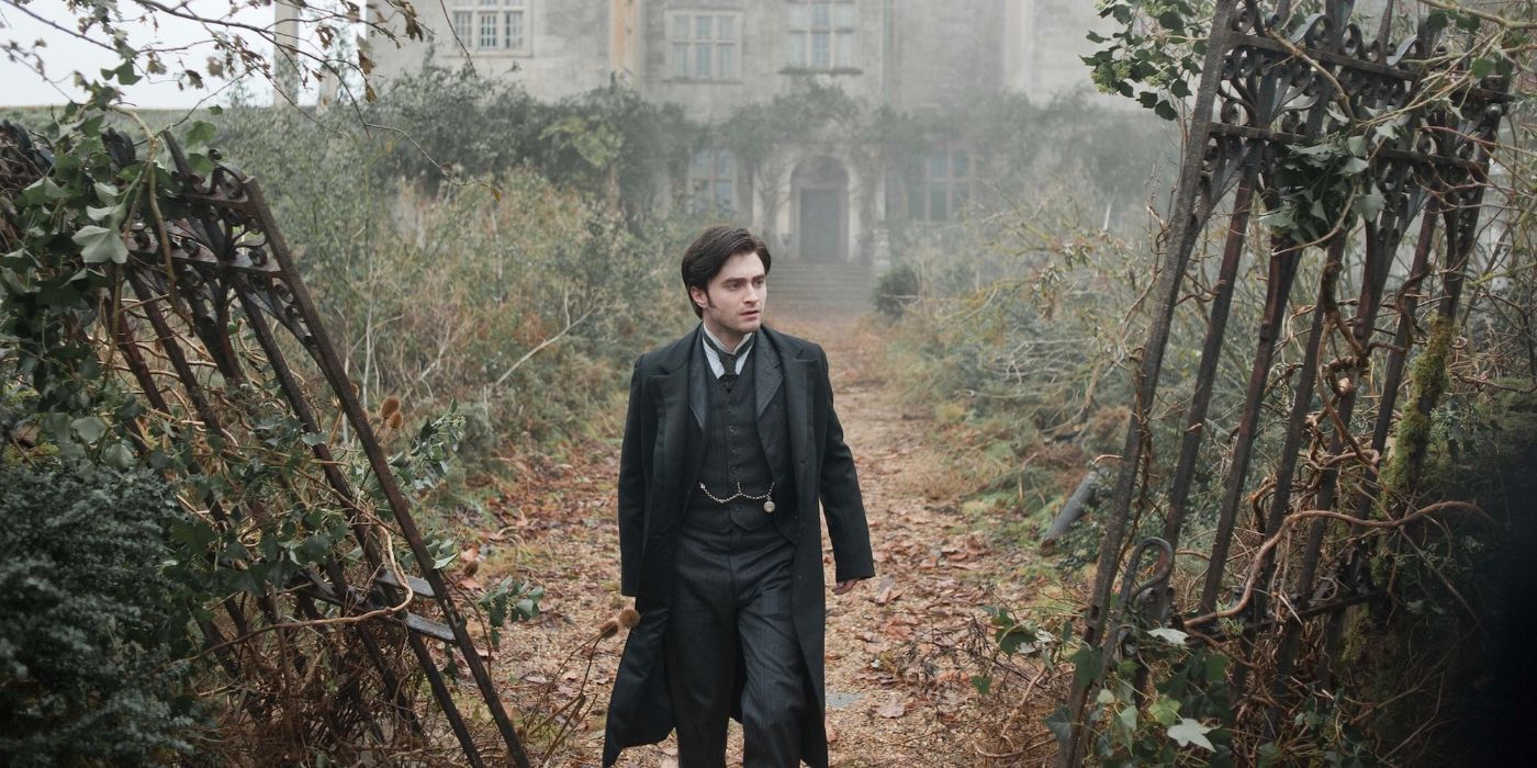 Daniel Radcliffe as Arthur, standing in the gates in the movie The Woman In Black