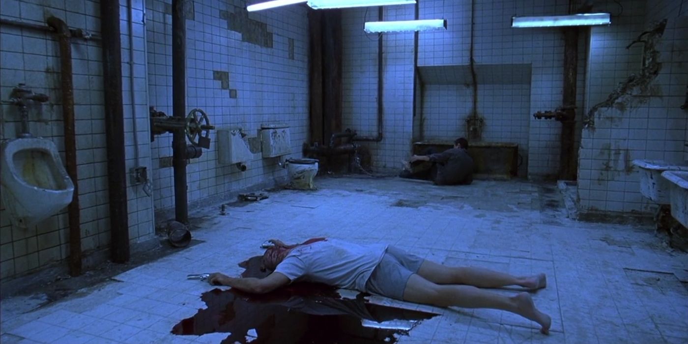 Tobin Bell como o cadáver de John Kramer no chão em Saw