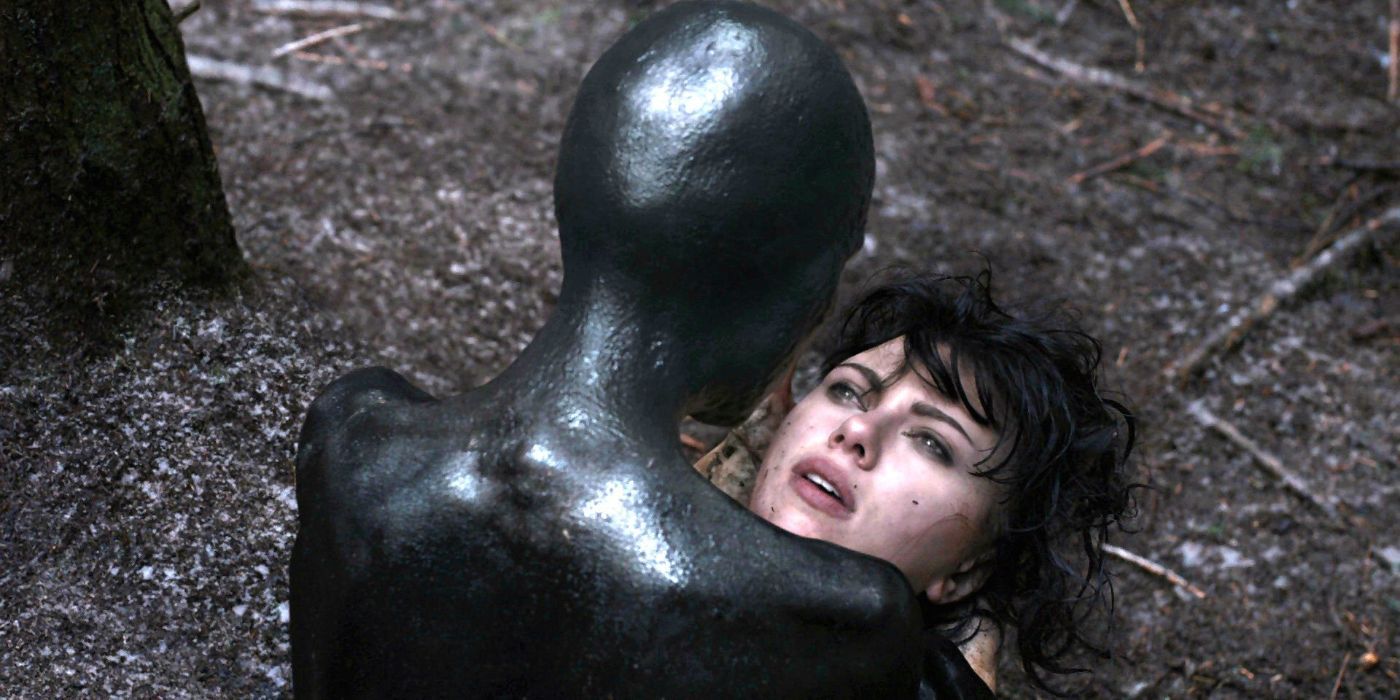 O alienígena remove a pele de Scarlett Johansson em Under the Skin 2014
