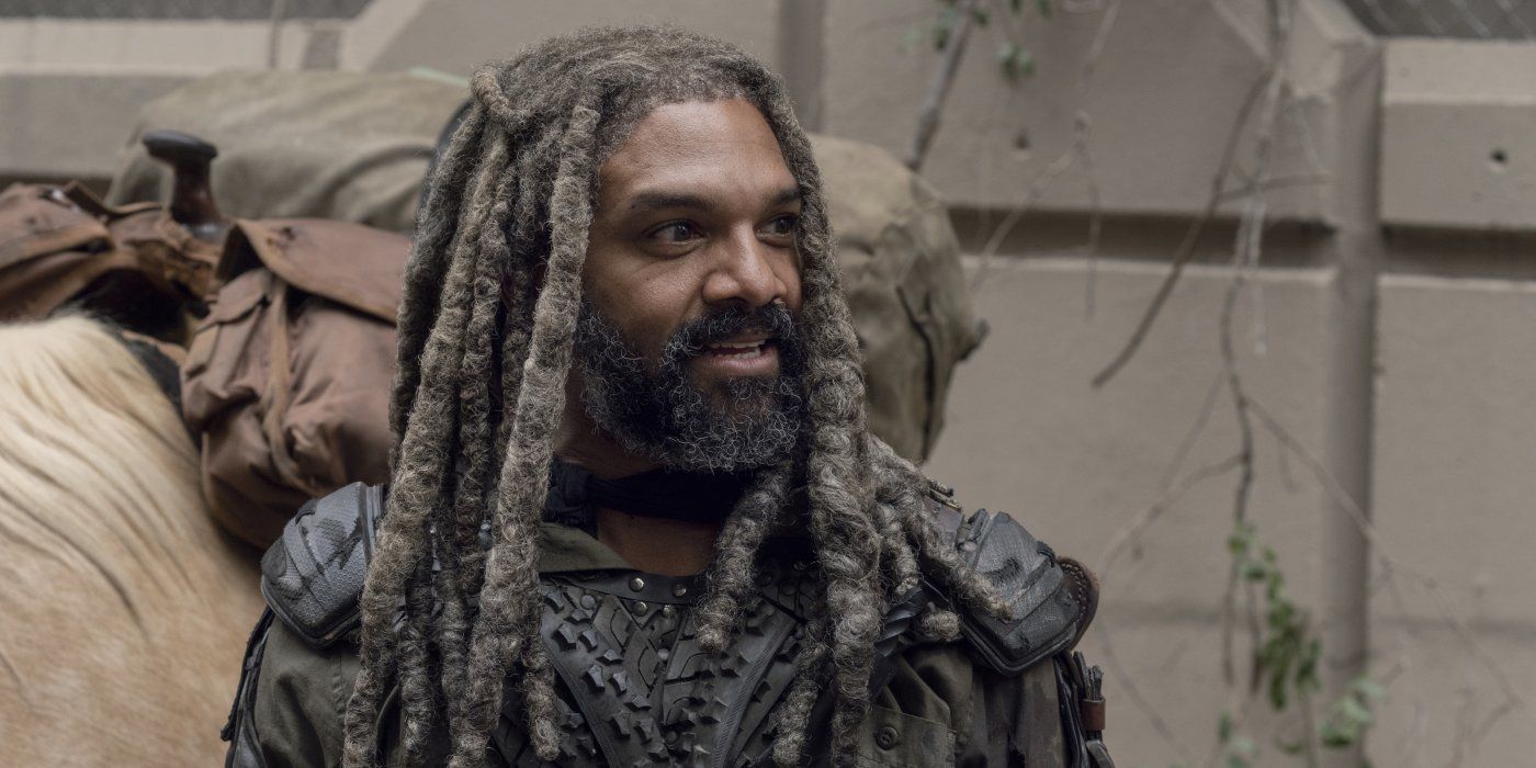 Ezekiel looks off to the side with a smile in a scene from The Walking Dead.