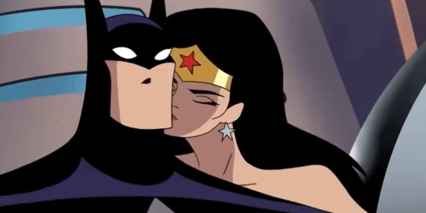 Mulher Maravilha beijando Batman na bochecha em Liga da Justiça