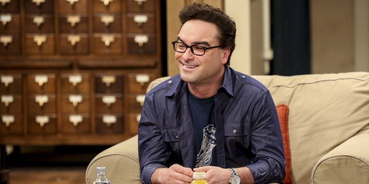 Leonard sitting down and smiling in TBBT.