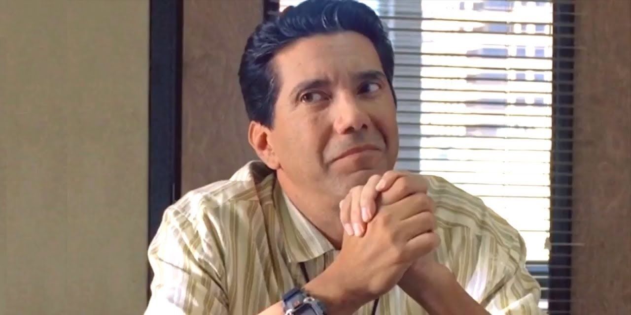 Steve Gomez sentado em seu escritório em Breaking Bad