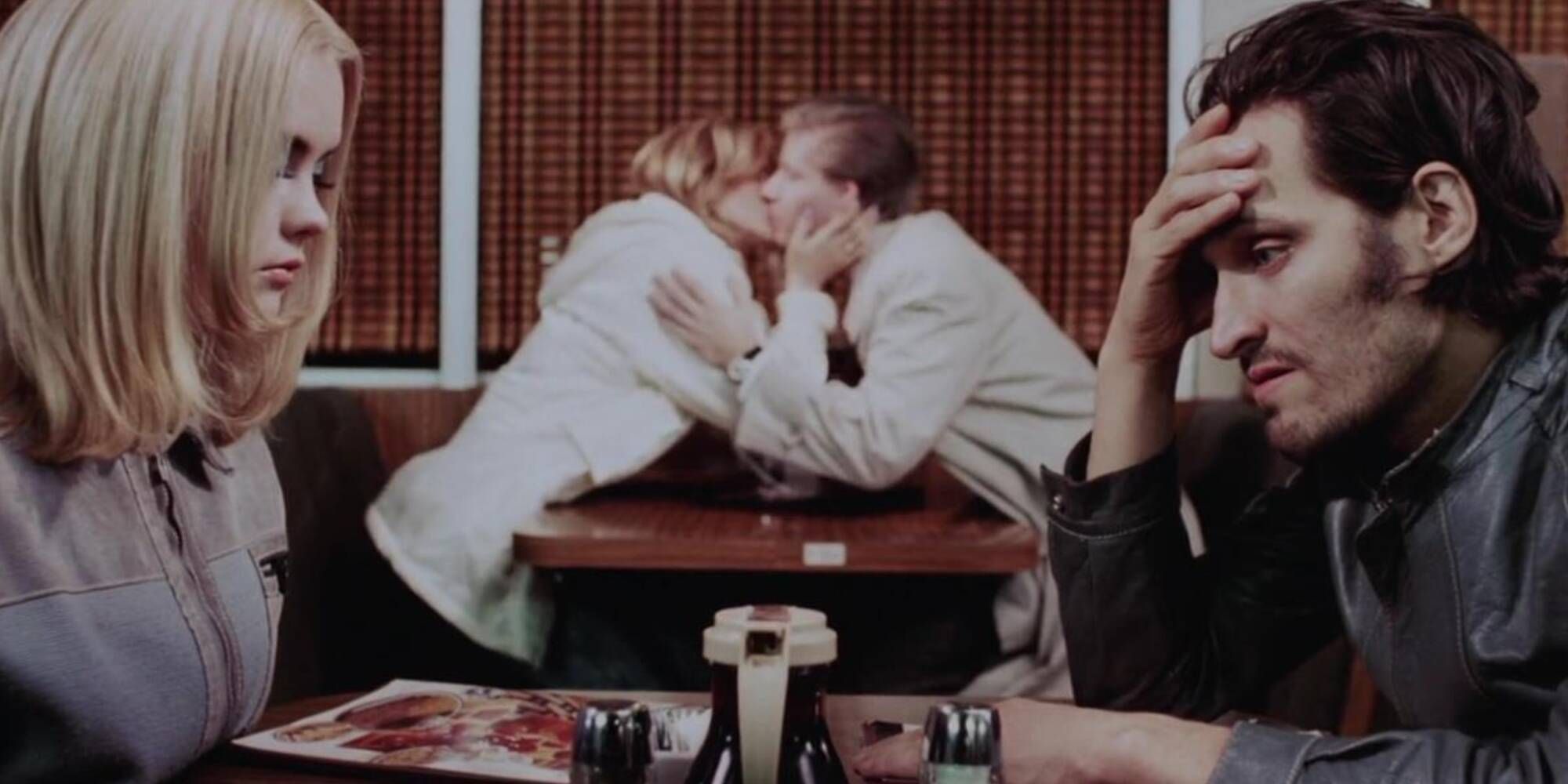Vincent Gallo and Christina Ricci sitting down to eat in Buffalo '66