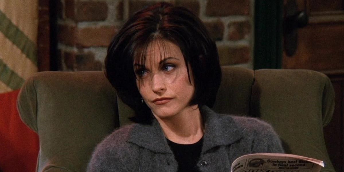 Monica reading a magazine at Central Perk