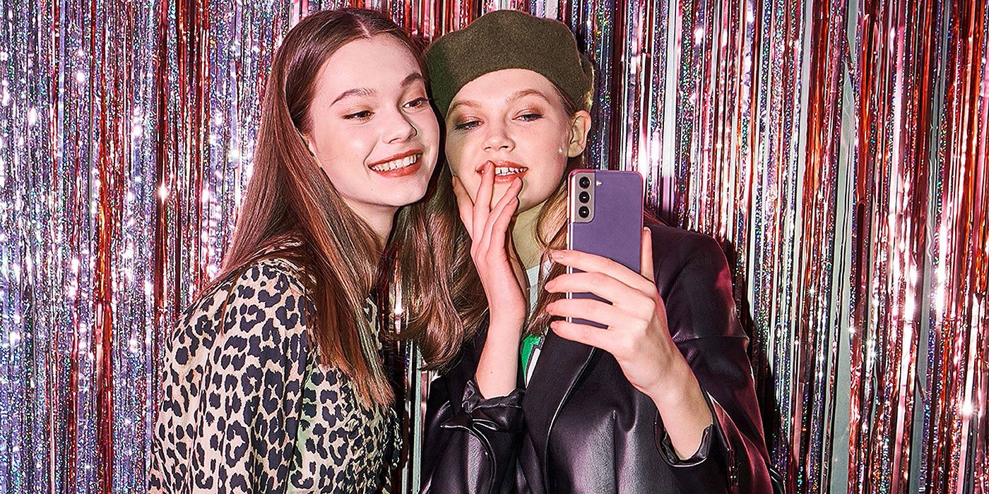Two women talking a selfie with a Samsung Galaxy S21