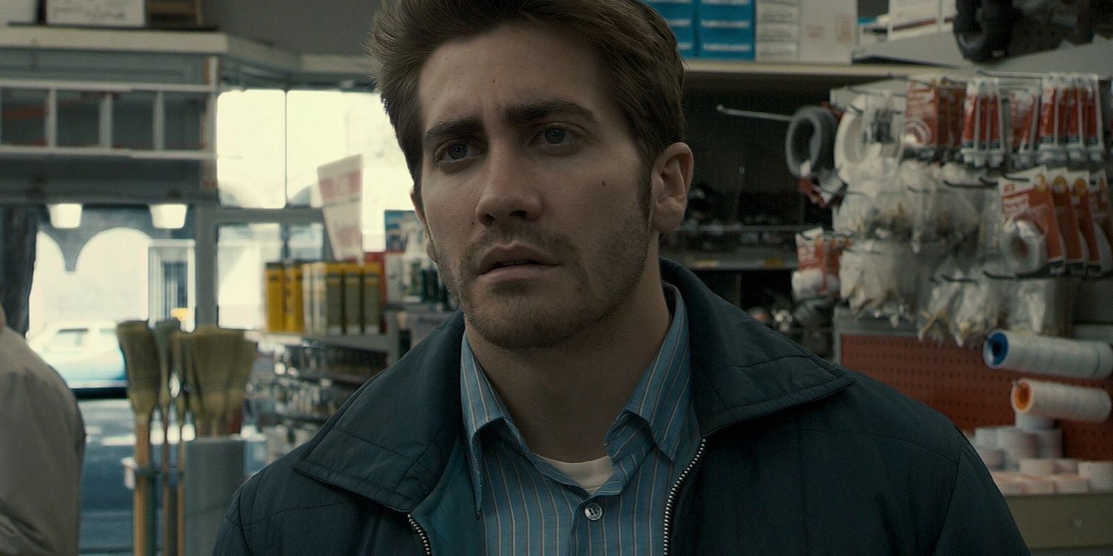 Robert Graysmith from Zodiac squinting at something in a store 