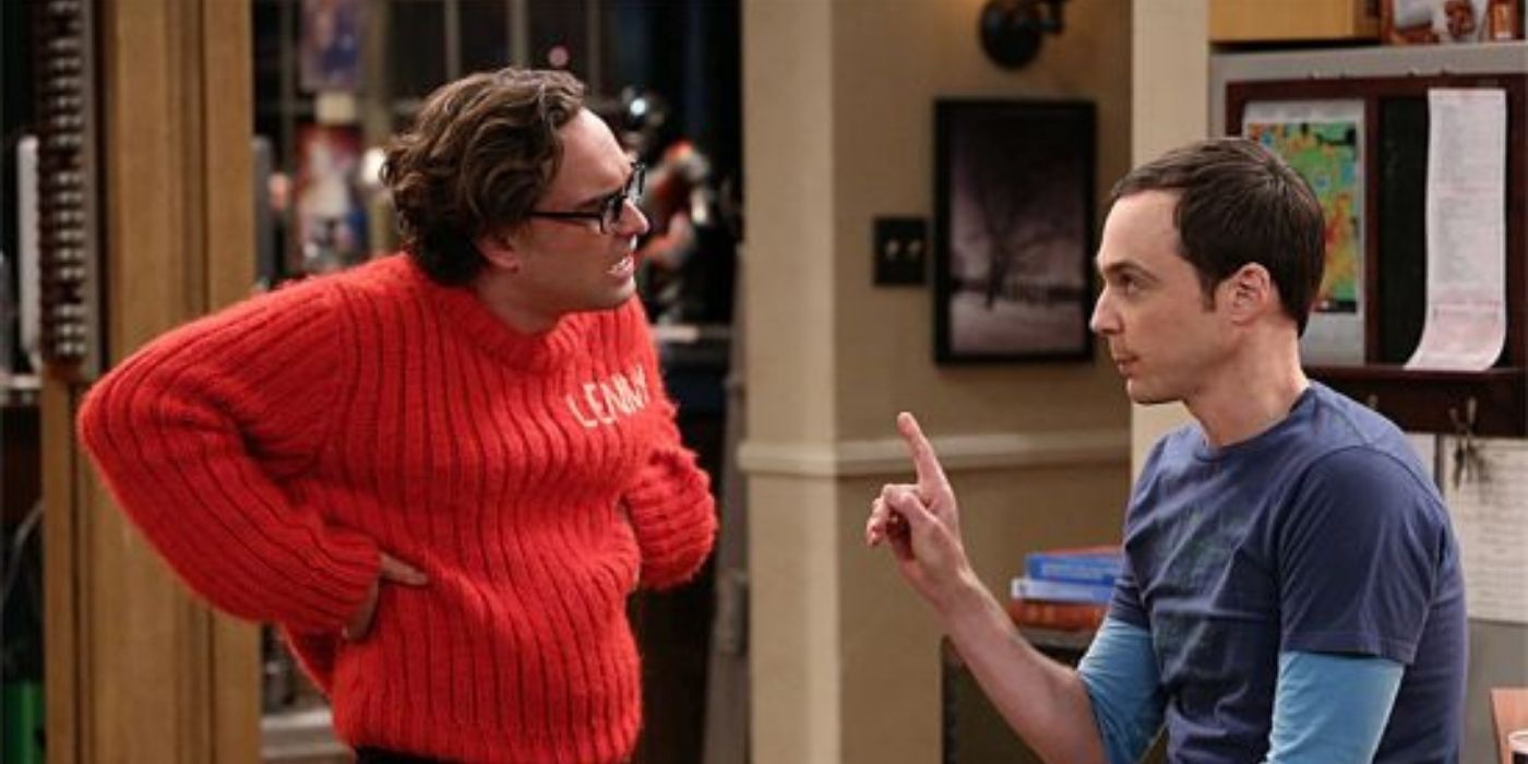 Leonard vestindo o suéter vermelho que coça e conversando com Sheldon em The-Big-Bang-Theory