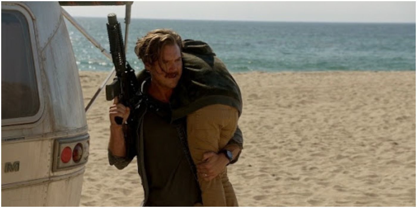 Riggs carrying Ethan in Lethal Weapon