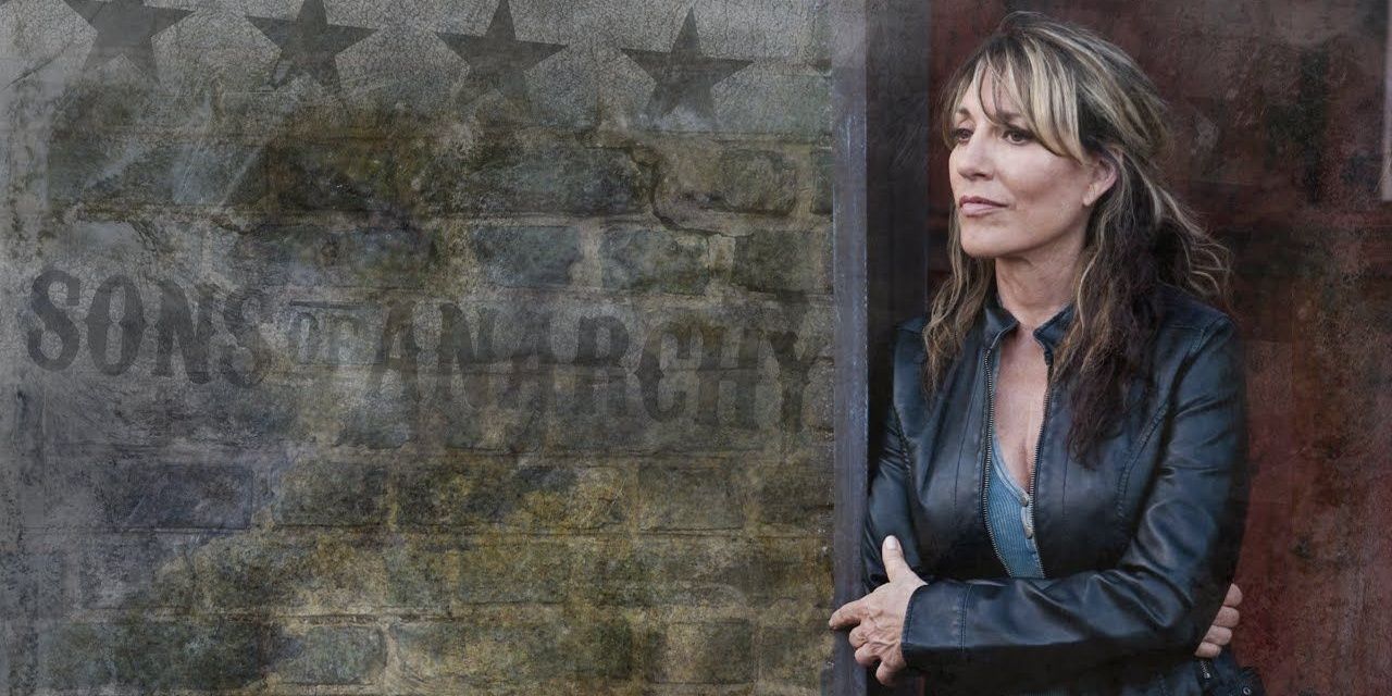 Gemma Teller next to a wall painted with sons of anarchy 