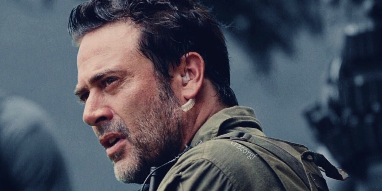 Photo of Jeffrey Dean Morgan as Clay in the woods from The Losers 2010