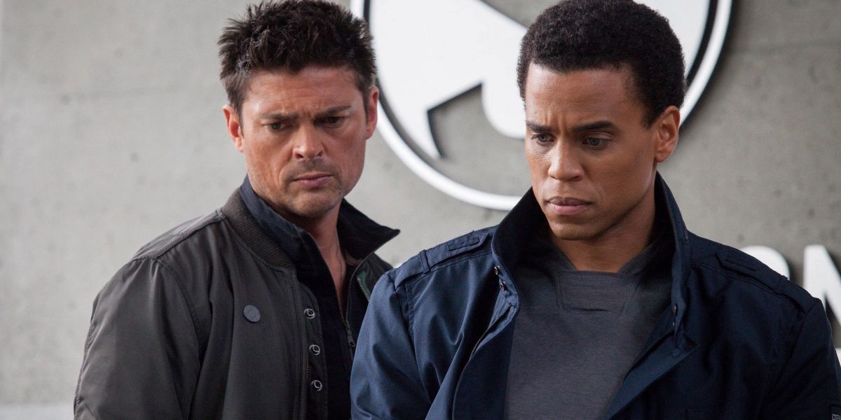 Karl Urban as John Kennex and Michael Ealy as DRN-0167 in Almost Human