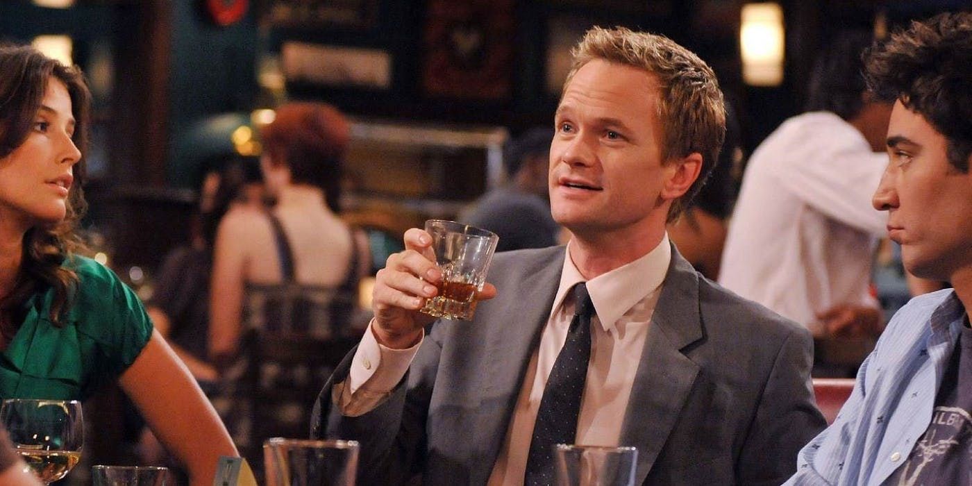 Barney segurando um uísque, entre Robin e Ted 